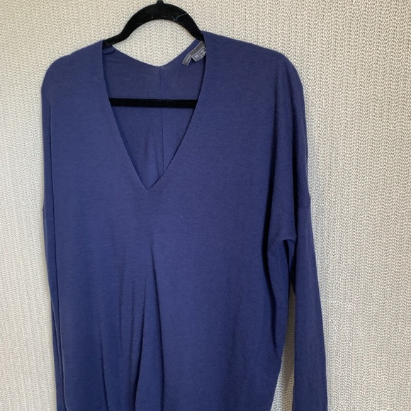 Vince Women’s Merino Blend Deep Navy V-Neck Sweater Size XS Quiet Luxury - Picture 6 of 11